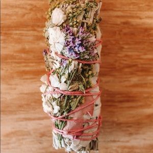 Wildflower + white sage smudge stick 💐🌺🌷🌻🌸